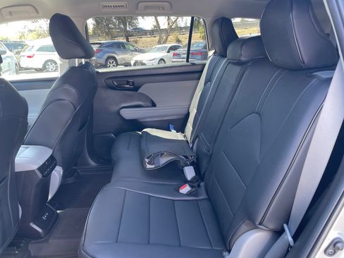 Used 2023 Toyota Highlander LE AWD/4WD image 6