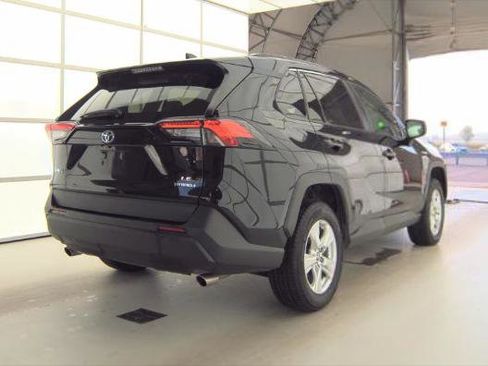 Used 2021 Toyota RAV4 LE AWD/4WD image 4