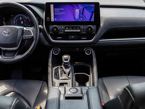 Used 2024 Toyota Grand Highlander AWD image 11