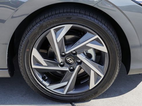 Used 2025 Hyundai Elantra Limited FWD image 10