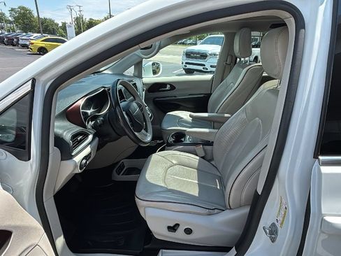 Used 2018 Chrysler Pacifica Limited w/ Tire & Wheel Group FWD image 27