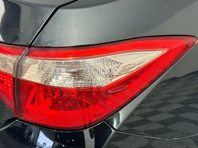 Used 2018 Toyota Corolla LE FWD image 30