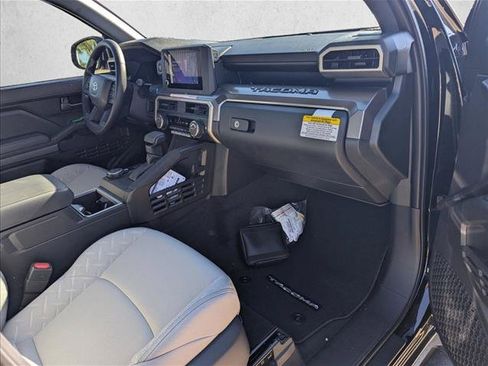 Used 2025 Toyota Tacoma SR5 AWD/4WD image 18