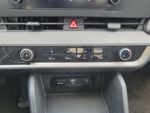 Used 2025 Kia Sportage LX FWD image 27