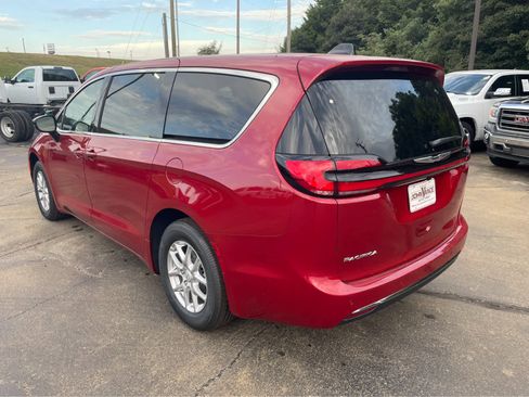 New 2026 Chrysler Pacifica Select image 7