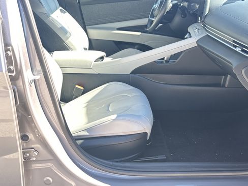 Used 2024 Hyundai Elantra Limited image 13