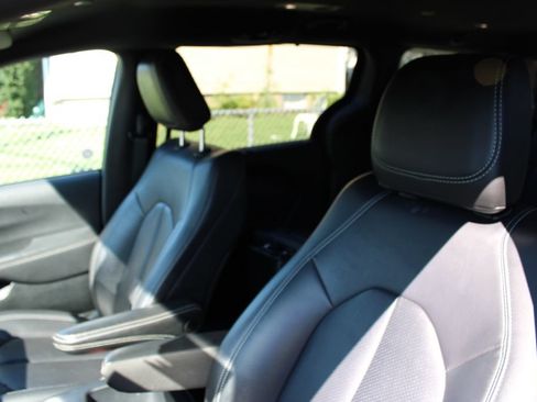Used 2025 Chrysler Pacifica Select FWD image 8