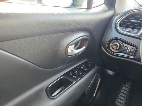 Used 2023 Jeep Renegade Latitude w/ Sun/Sound Group AWD/4WD image 35