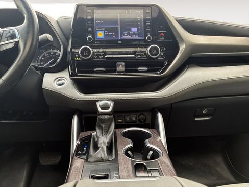 Used 2021 Toyota Highlander Limited FWD image 11