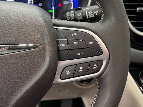 Used 2023 Chrysler Pacifica Touring-L image 19