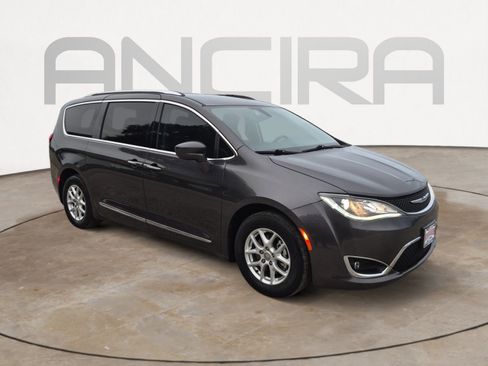 Used 2020 Chrysler Pacifica Touring-L image 5