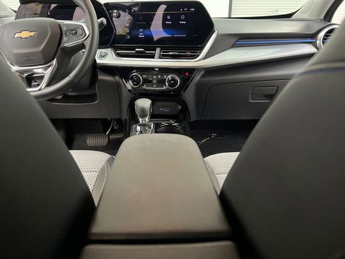 Used 2025 Chevrolet Trax LT w/ LT Convenience Package image 35