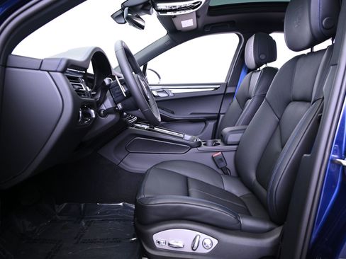 Certified 2025 Porsche Macan image 36