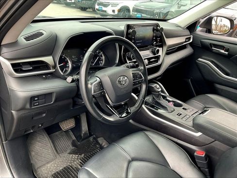 Used 2021 Toyota Highlander XLE AWD/4WD image 8