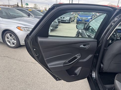 Used 2014 Ford Focus SE w/ SE Winter Package FWD image 19