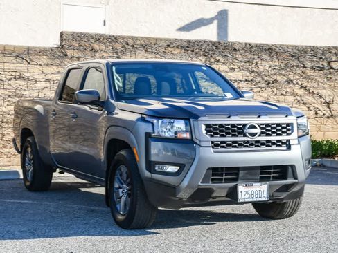 Used 2025 Nissan Frontier SV w/ SV Convenience Package image 3