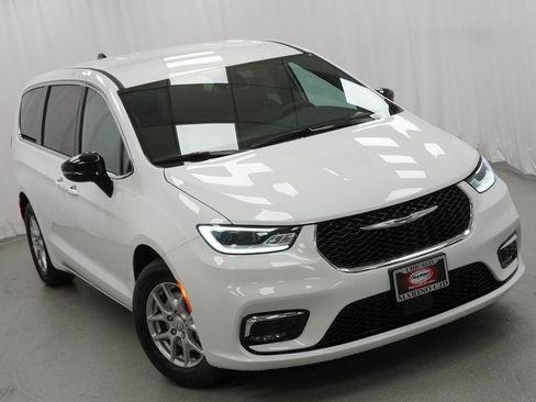 New 2026 Chrysler Pacifica Select image 8