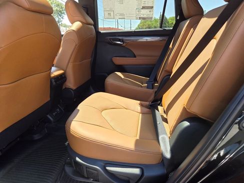 New 2026 Toyota Highlander Platinum AWD/4WD image 6