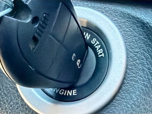 Used 2019 RAM 1500 Classic SLT w/ Luxury Group image 33