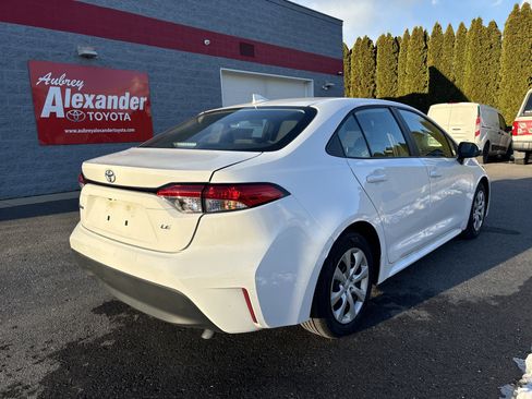 Used 2025 Toyota Corolla LE image 3