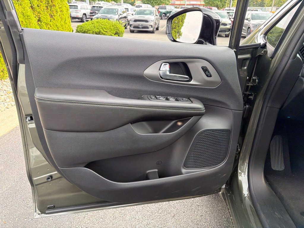 New 2027 Chrysler Pacifica Select AWD/4WD image 14