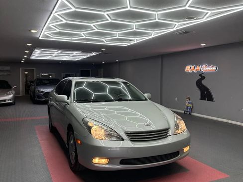 Used 2002 Lexus ES 330 FWD image 1