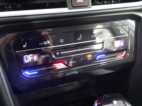 Used 2025 Volkswagen Taos SE AWD/4WD image 42