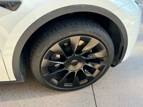 Used 2023 Tesla Model Y Long Range image 42