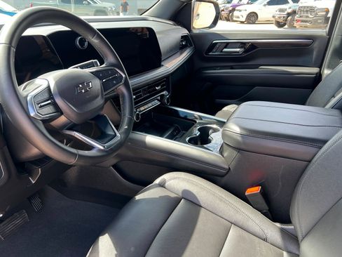 Used 2025 Chevrolet Suburban Z71 AWD/4WD image 16