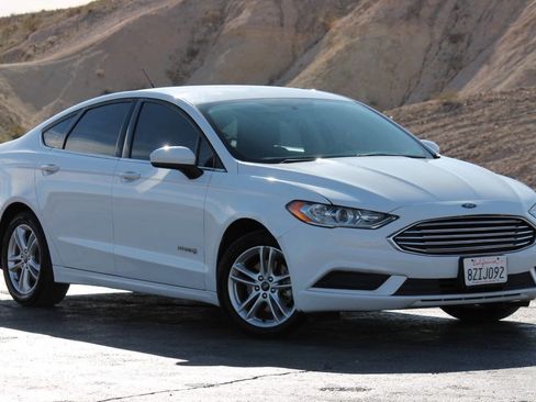 Used 2018 Ford Fusion SE FWD image 2