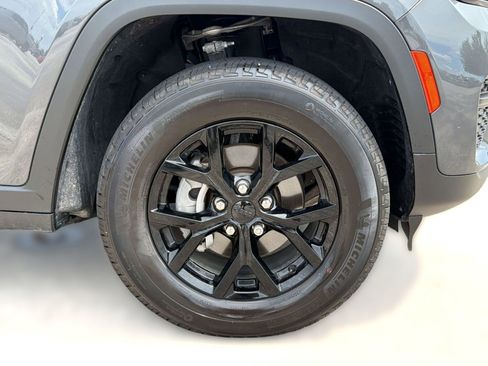 Used 2025 Jeep Grand Cherokee Altitude RWD image 12
