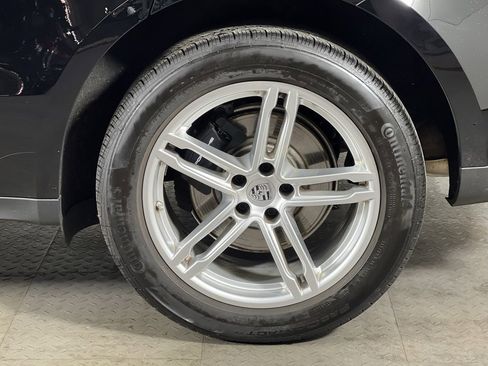 Certified 2025 Porsche Macan image 12
