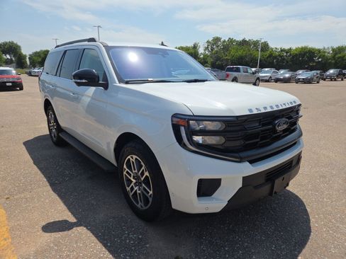 Used 2025 Ford Expedition Active AWD/4WD image 7