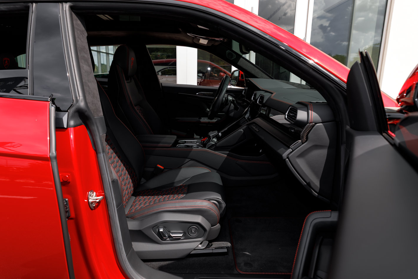 Used 2024 Lamborghini Urus S AWD/4WD image 45