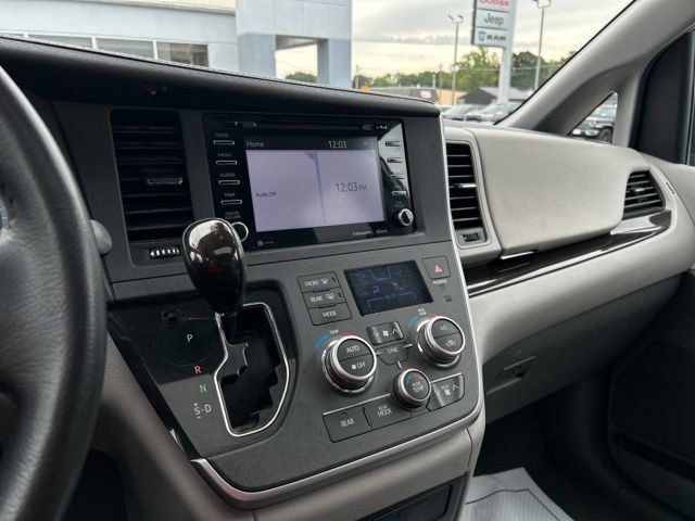 Used 2020 Toyota Sienna XLE FWD image 45