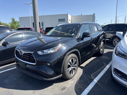 Used 2020 Toyota Highlander XLE AWD/4WD image 1