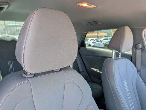 Used 2022 Hyundai Elantra SEL w/ Convenience Package FWD image 3