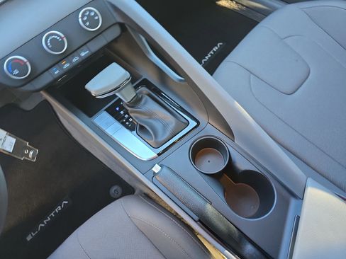 Used 2024 Hyundai Elantra SE image 30