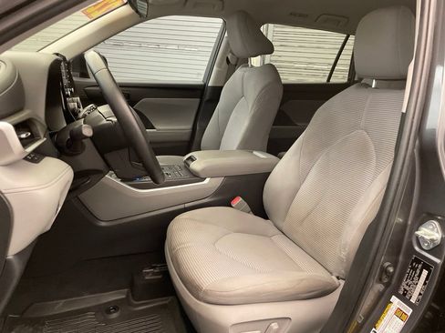 Used 2022 Toyota Highlander LE AWD/4WD image 19
