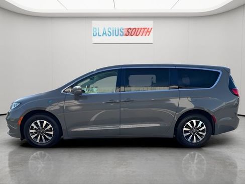 Used 2022 Chrysler Pacifica Touring-L FWD image 6