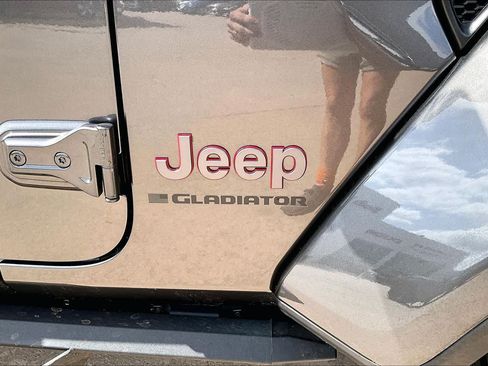 Used 2025 Jeep Gladiator Rubicon w/ Convenience Group AWD/4WD image 30