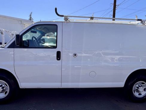 Used 2014 Chevrolet Express 2500 RWD image 2