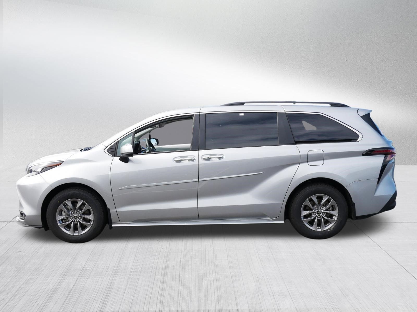 Certified 2025 Toyota Sienna XLE w/ XLE Plus Package AWD/4WD image 4