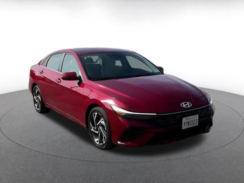 Used 2025 Hyundai Elantra Limited image 2