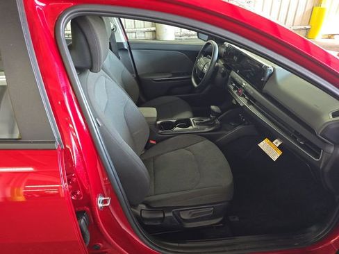 Used 2025 Kia K4 LXS image 6