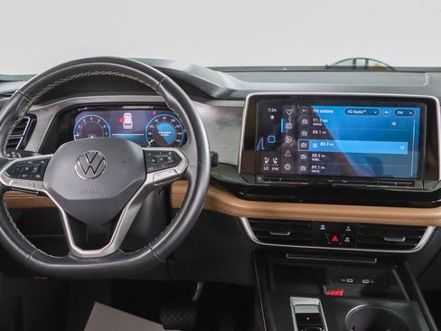 Used 2024 Volkswagen Atlas Cross Sport SE FWD image 17
