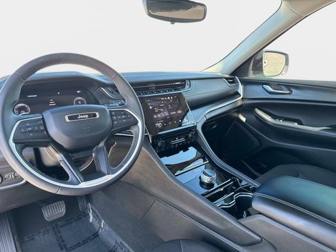 Used 2023 Jeep Grand Cherokee Laredo image 17