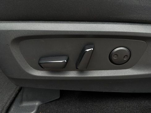 Used 2025 Nissan Pathfinder SV image 11