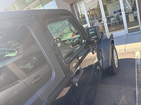Used 2018 Jeep Wrangler Sport AWD/4WD image 17