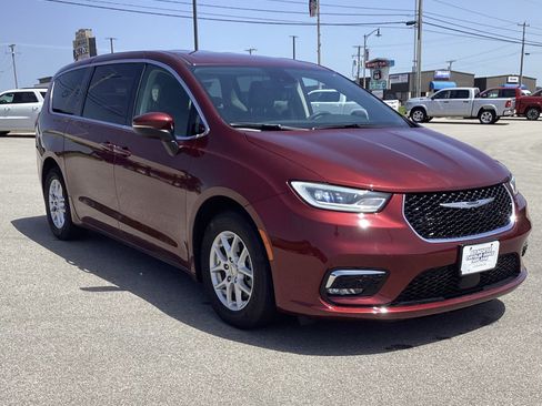 Used 2023 Chrysler Pacifica Touring-L FWD image 2